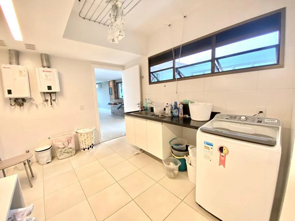 Furnished penthouse with balcony and open-plan kitchen — photo 38