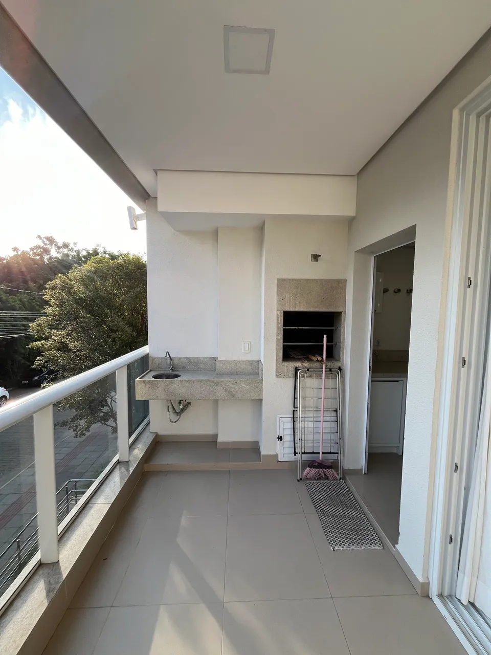 Квартира 100 м² с застеклённым балконом и грилем на балконе — photo 10