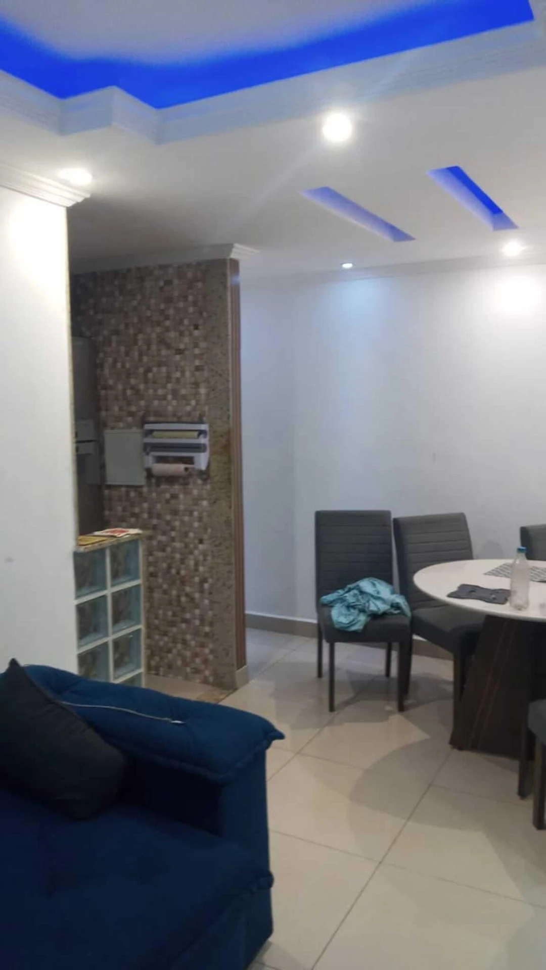 Apartamento amueblado de 2 dormitorios con ducha de vidrio — photo 25