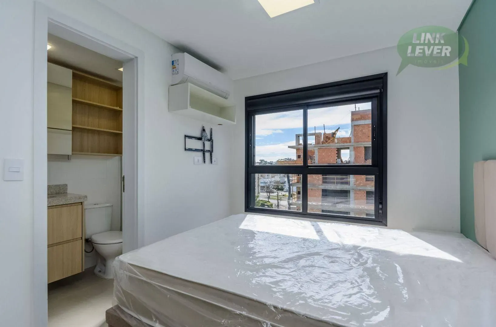 Furnished studio in a building with a coworking space — photo 17
