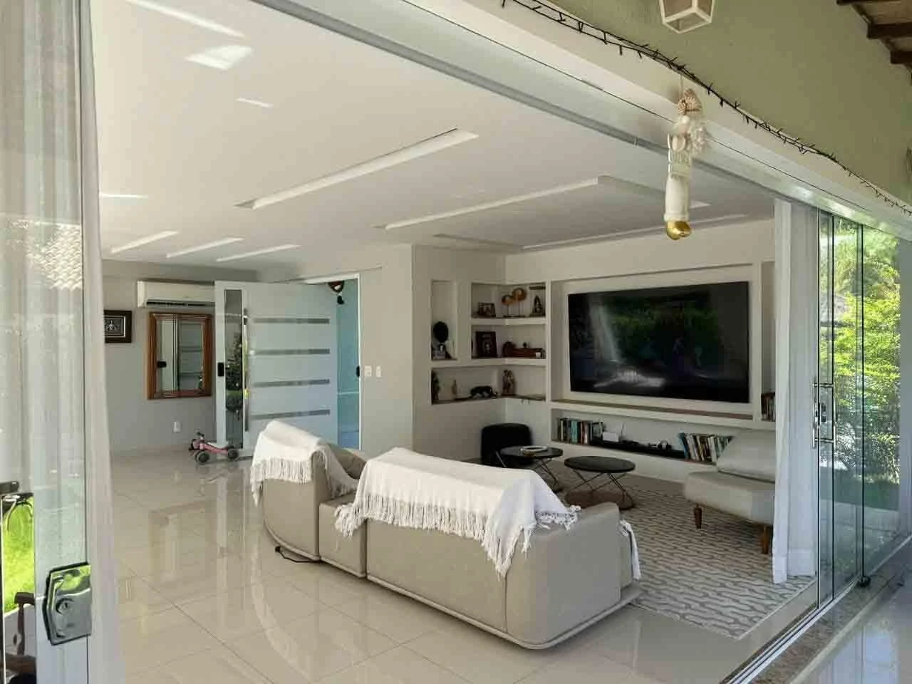 6-bedroom house with floor-to-ceiling windows — photo 4
