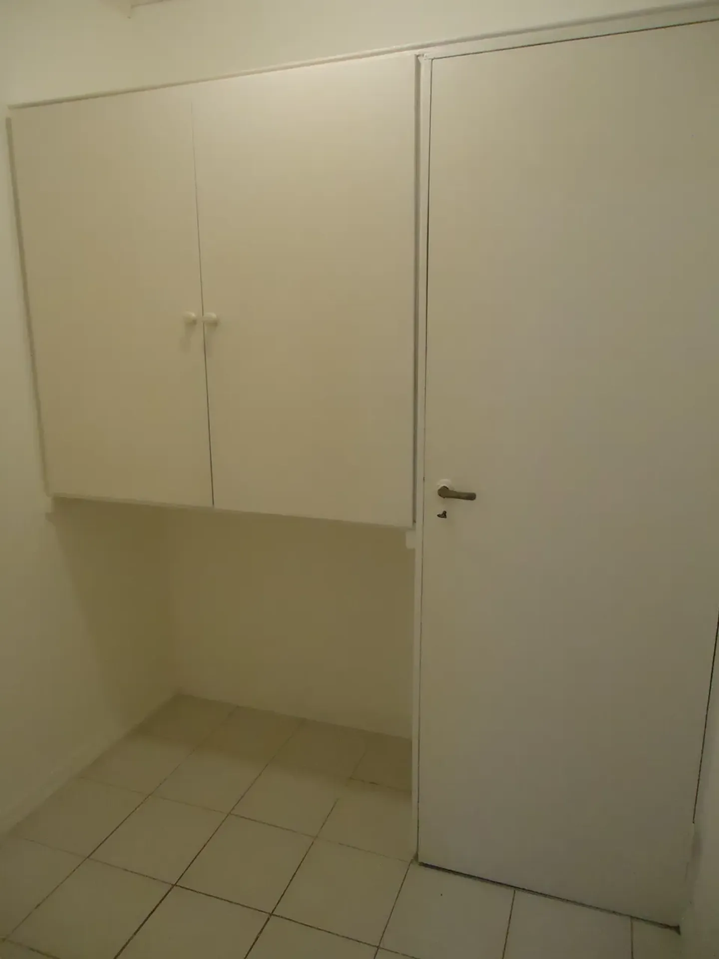 3-bedroom apartment with wood or laminate floors — photo 17