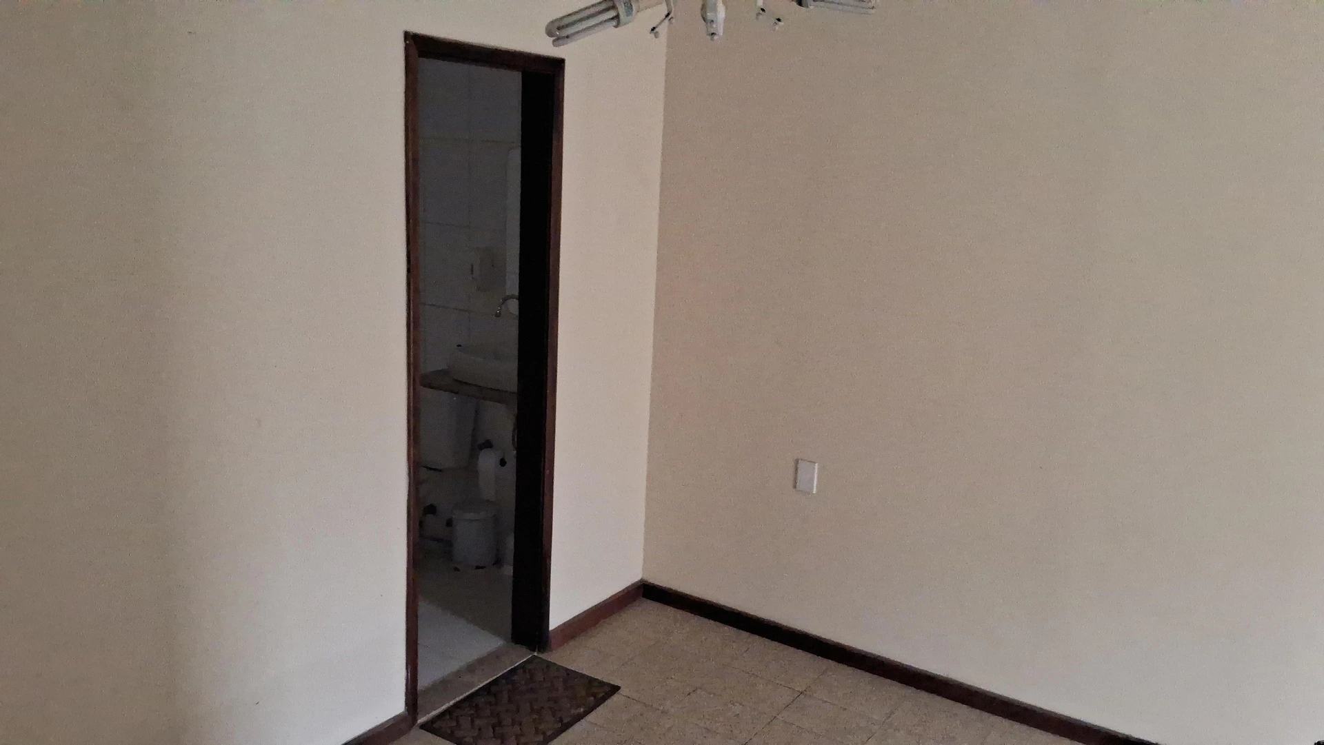 Unfurnished house with 6 bedrooms and private garden — photo 46