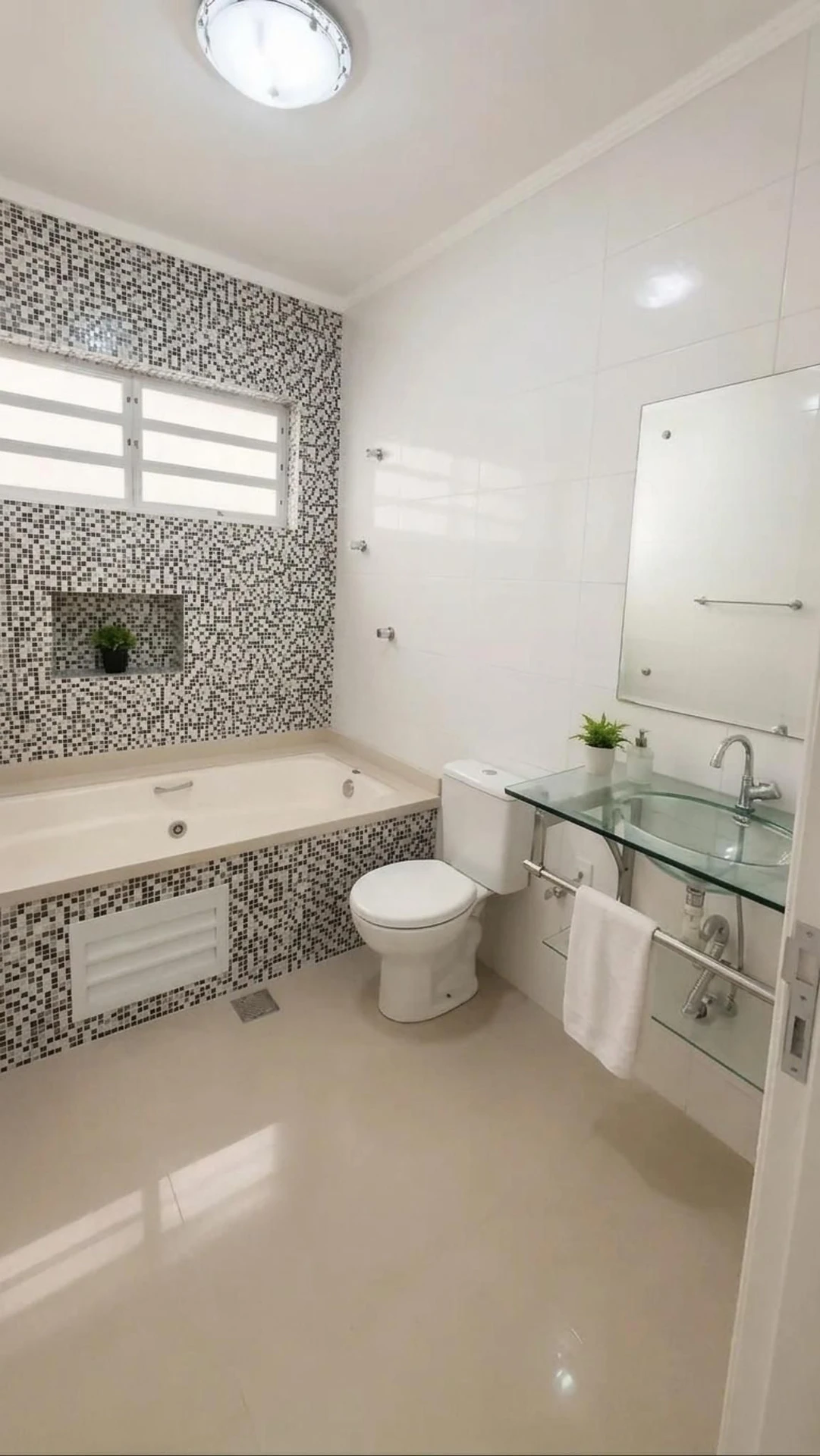 Bathtub in a 4-bedroom house, 330 m² — photo 2