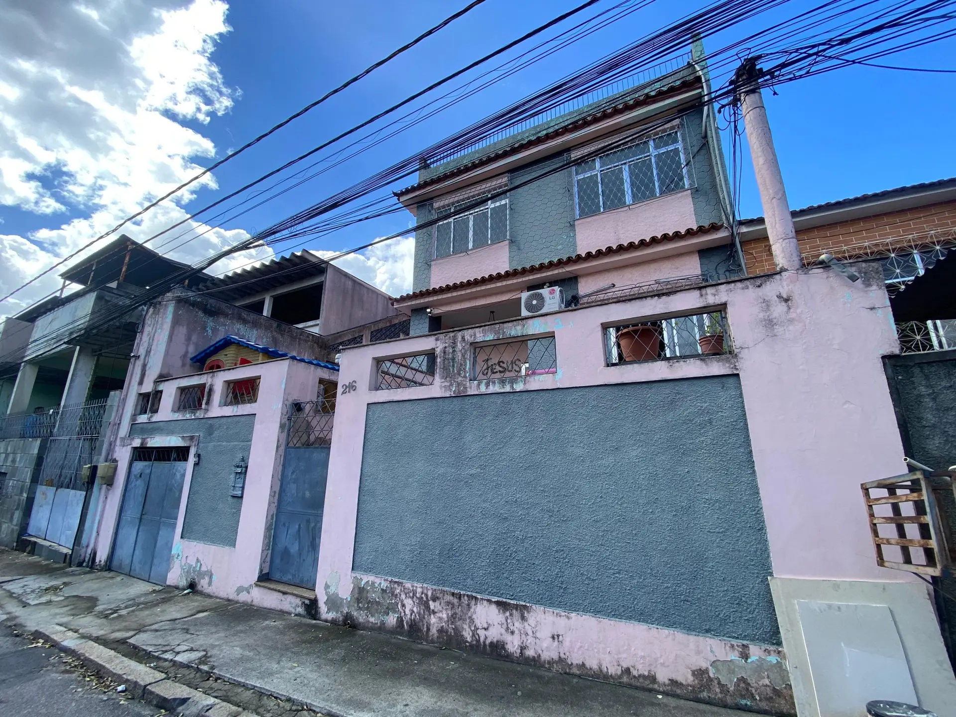 House with 2 bedrooms and a glass-enclosed shower — photo 3
