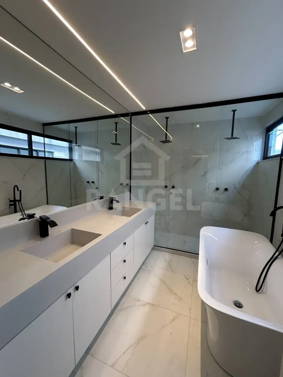 House with 3 bedrooms, 5 bathrooms, and 2 parking spaces — photo 16