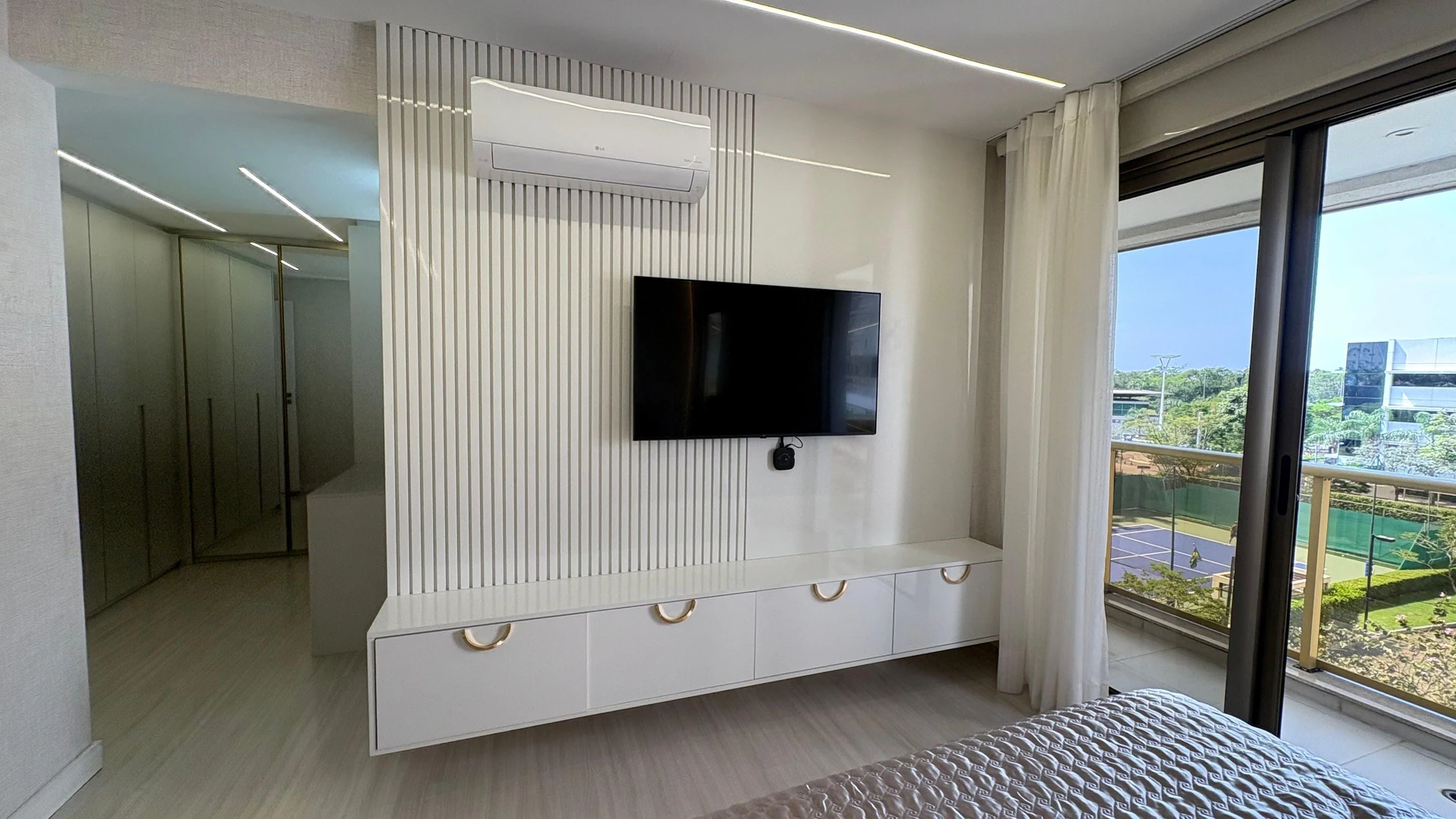 Jacuzzi in a 5-bedroom apartment, 217 m² — photo 71