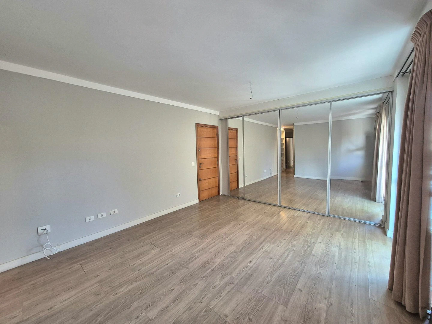 Apartment, 90 m², with wood or laminate floors — photo 4