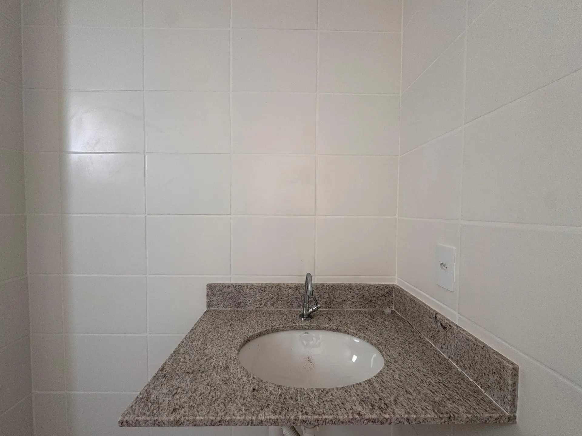 Unfurnished 2-bedroom apartment with parking and balcony — photo 17