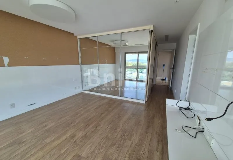 Apartment with 4 bedrooms and a glass balcony — photo 39