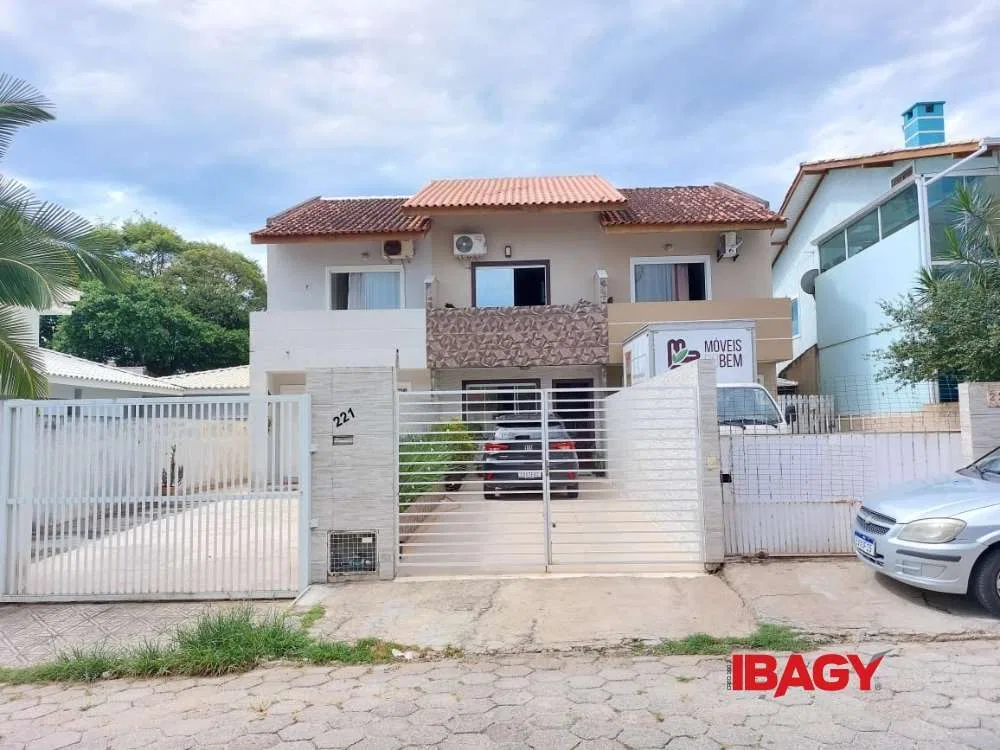 2-bedroom house with a washing machine — photo 16