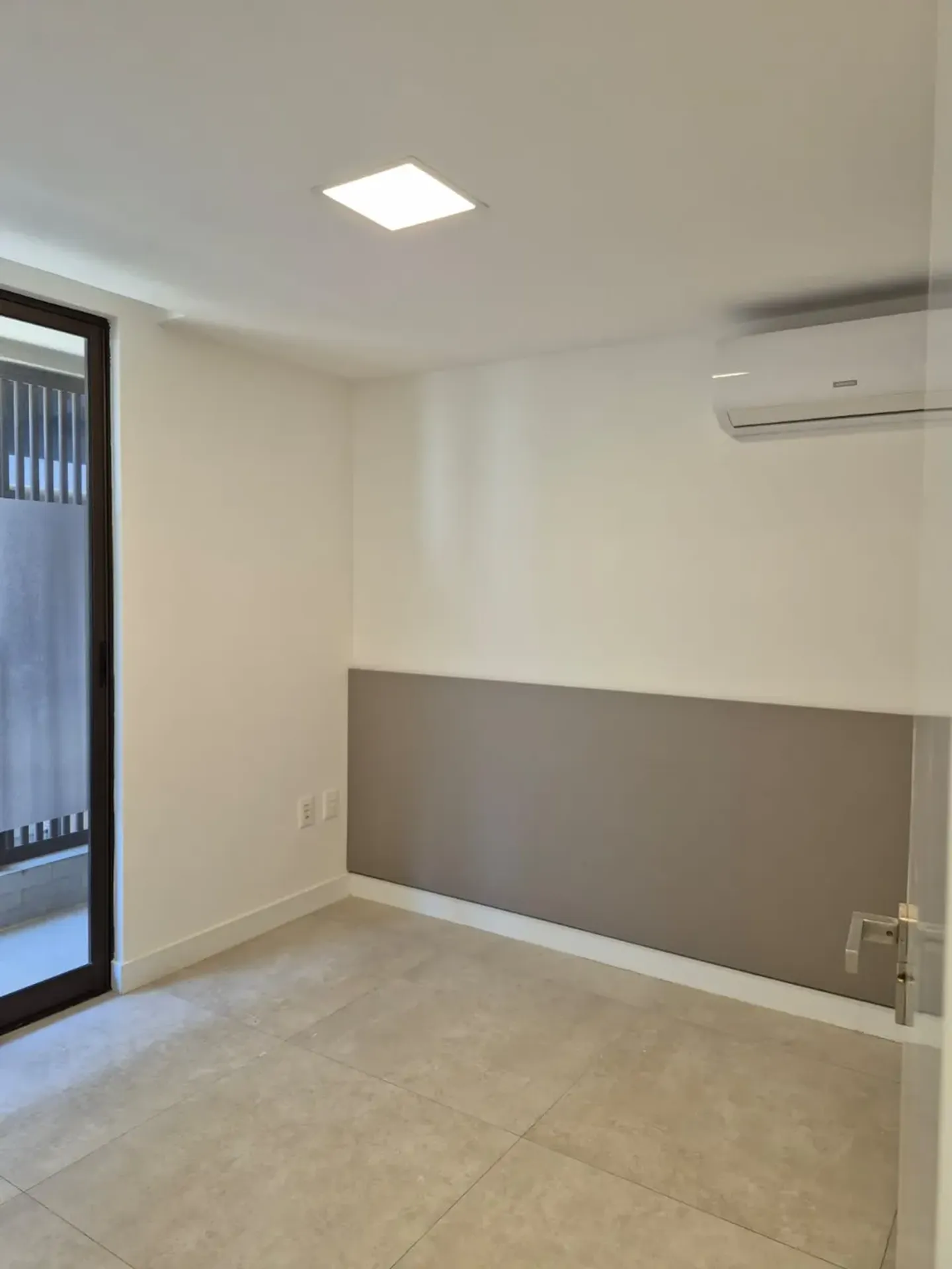 Furnished 2-bedroom apartment with balcony — photo 23