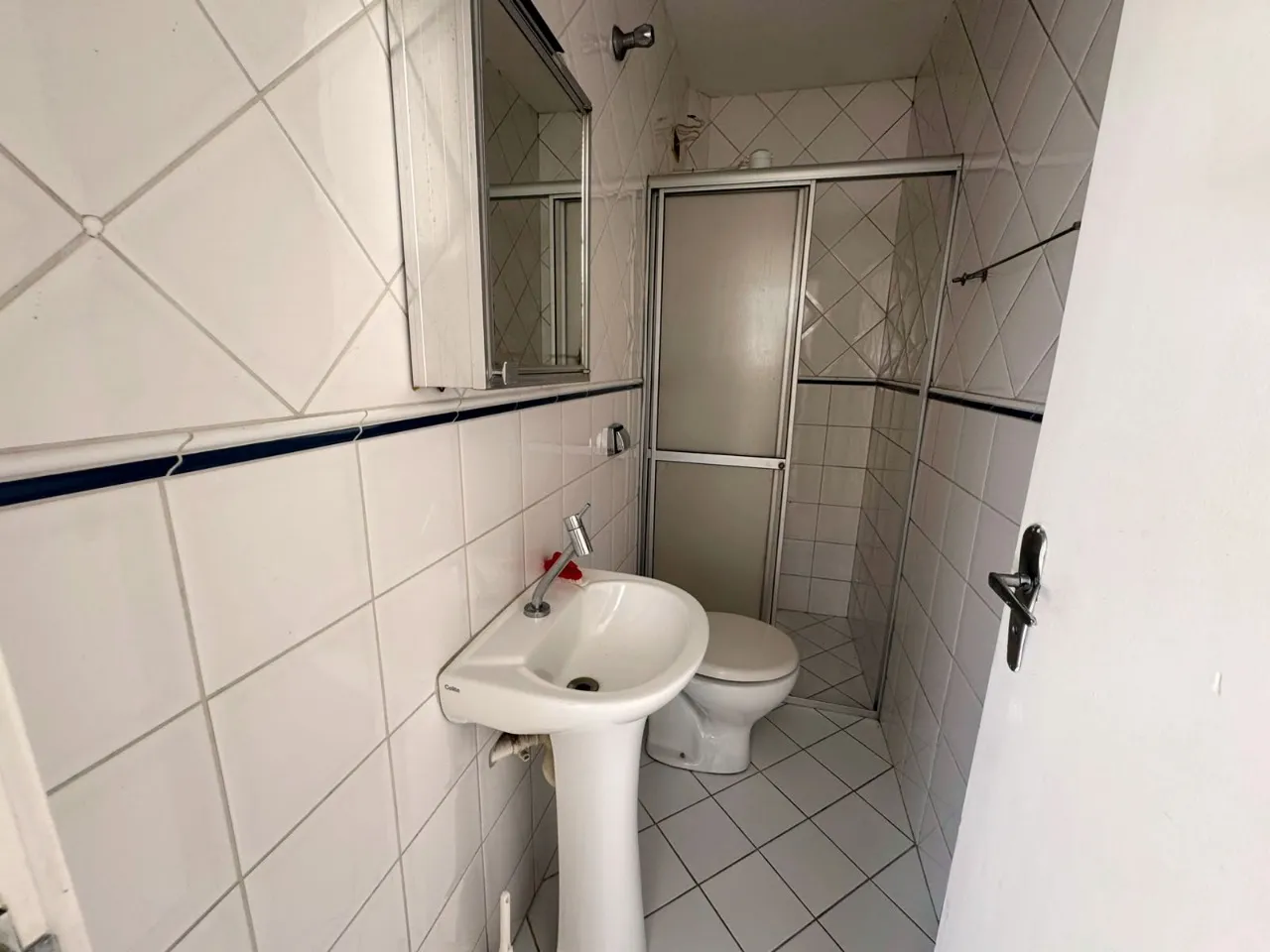 Bathtub in a 4-bedroom house, 195 m² — photo 23