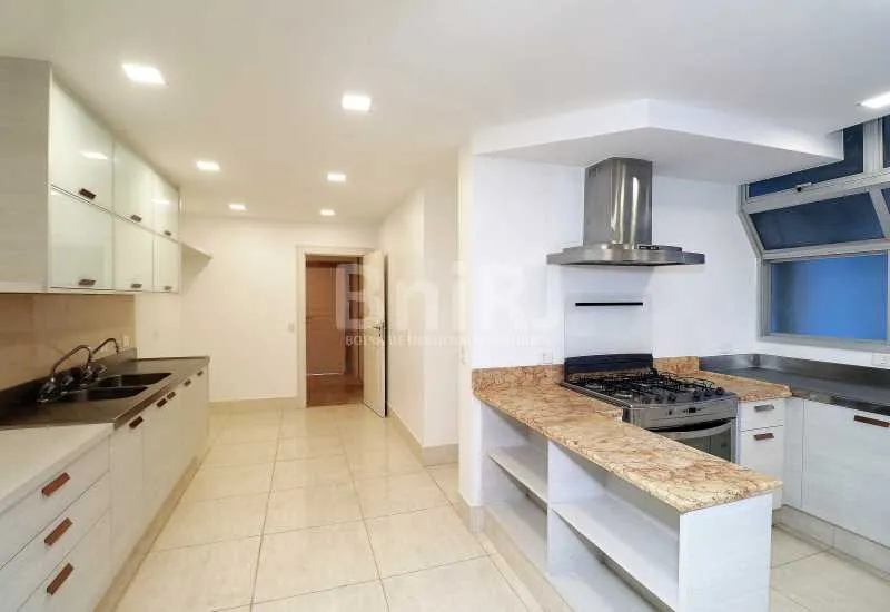 Apartamento com 4 quartos e 4 banheiros com varanda