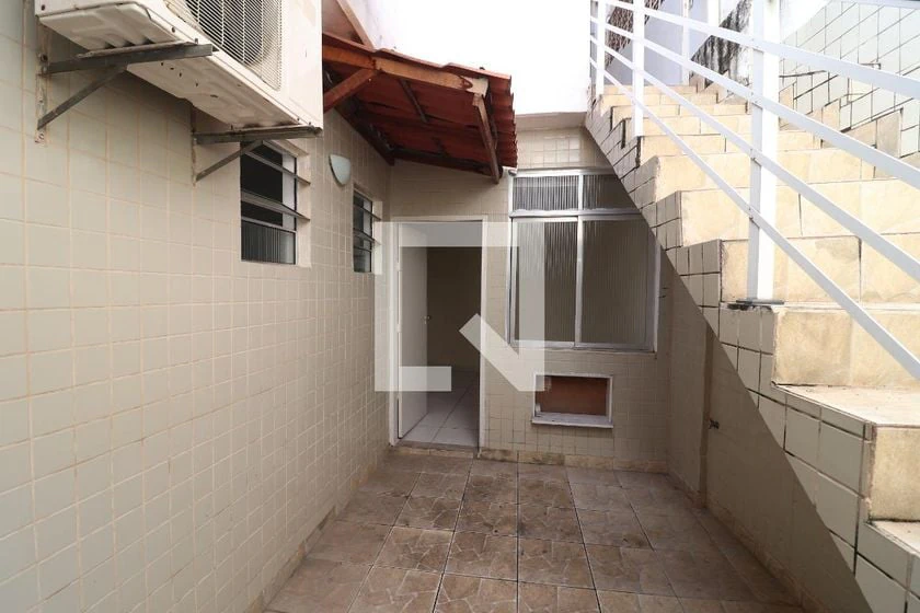Apartamento com 2 quartos, 1 banheiro e cozinha separada