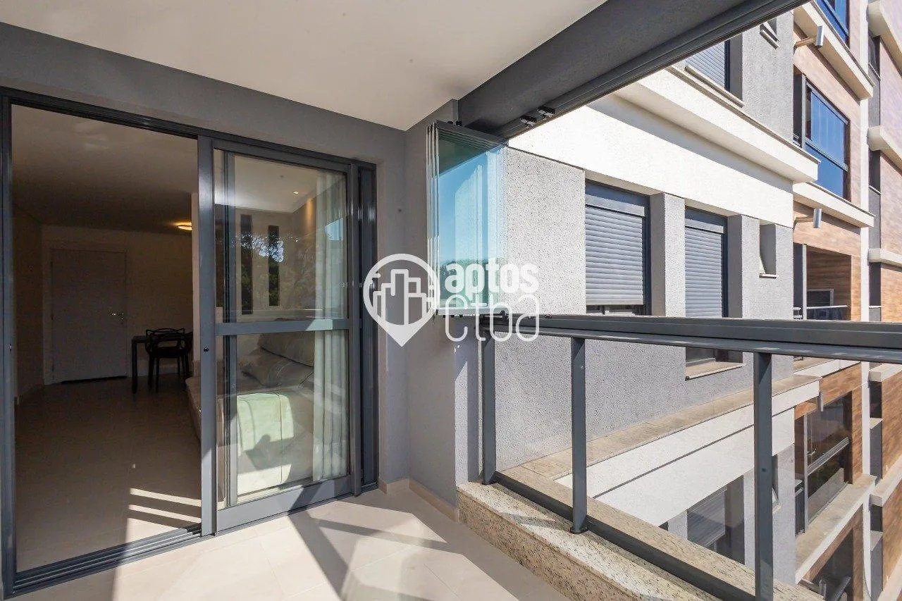 Glass-enclosed balcony in a 2-bedroom apartment, 81 m² — photo 3
