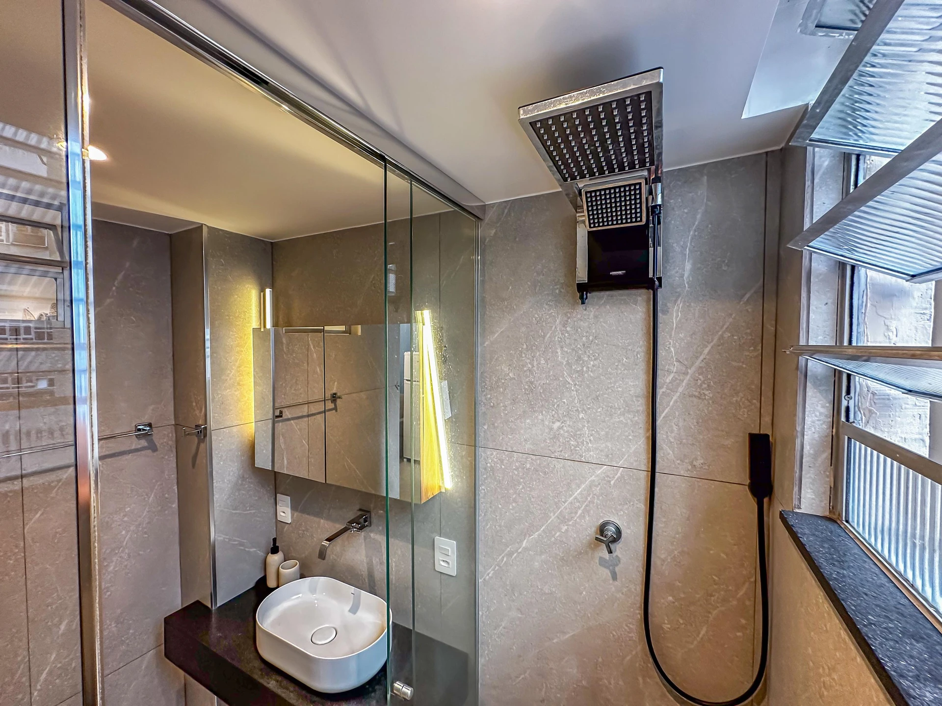 Furnished studio with glass shower and 1 bedroom — photo 25
