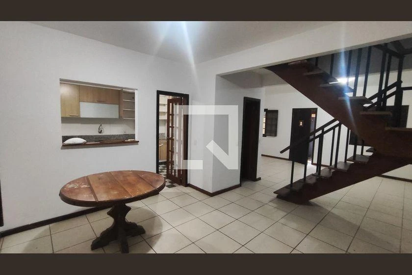 House with 3 bedrooms, 4 bathrooms and 360 m²