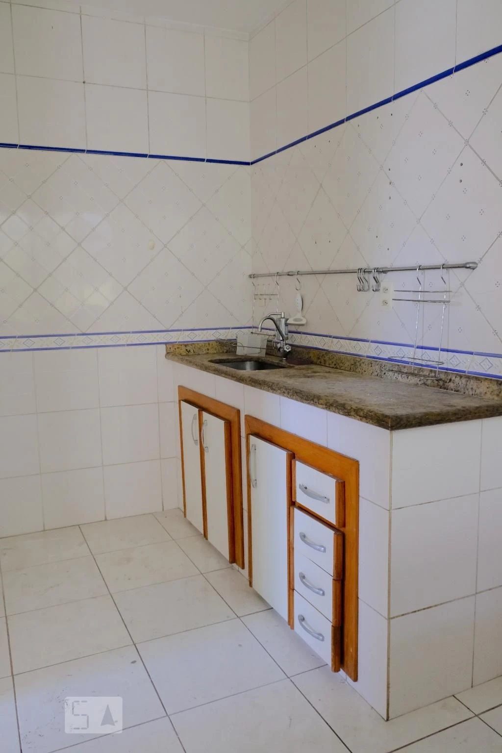 Apartamento sem mobília com cozinha separada e lavanderia — photo 12
