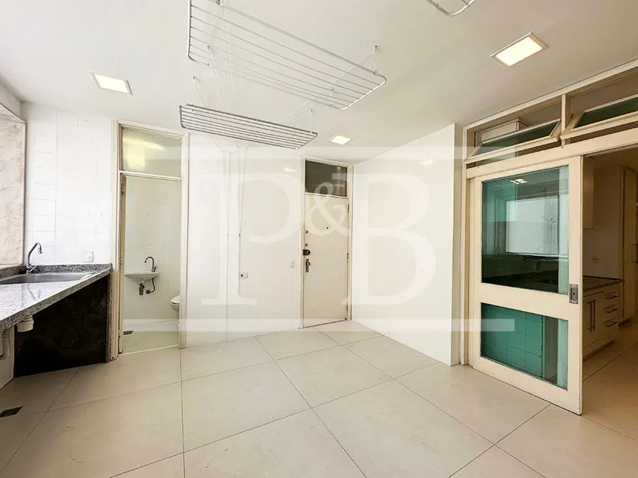250 m² apartment with 4 bedrooms and a glassed-in balcony — photo 34