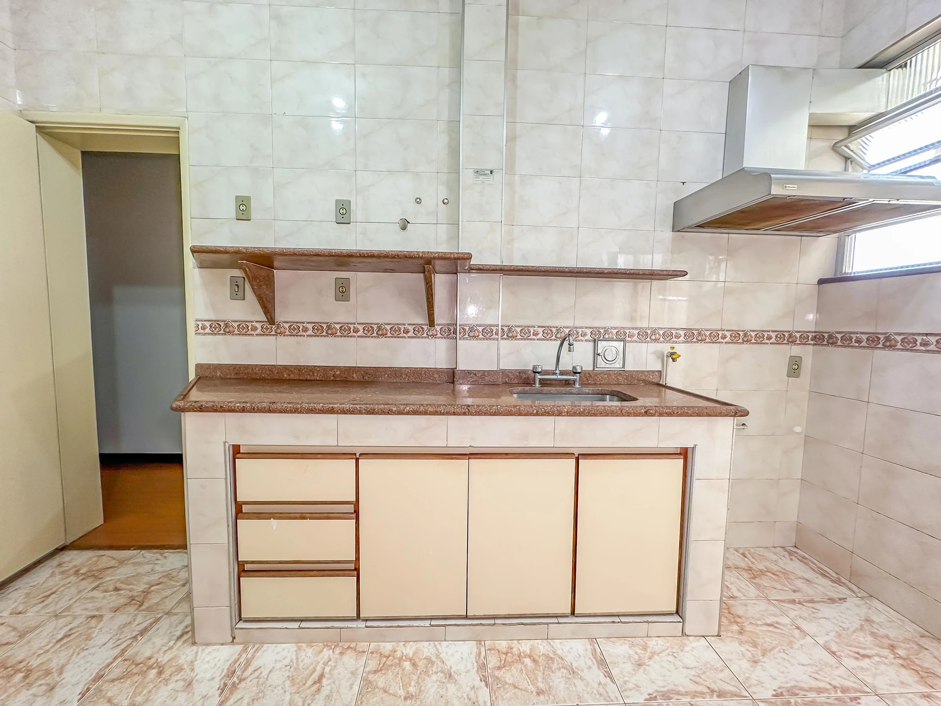 140 m² apartment with a jacuzzi and a bathtub — photo 39