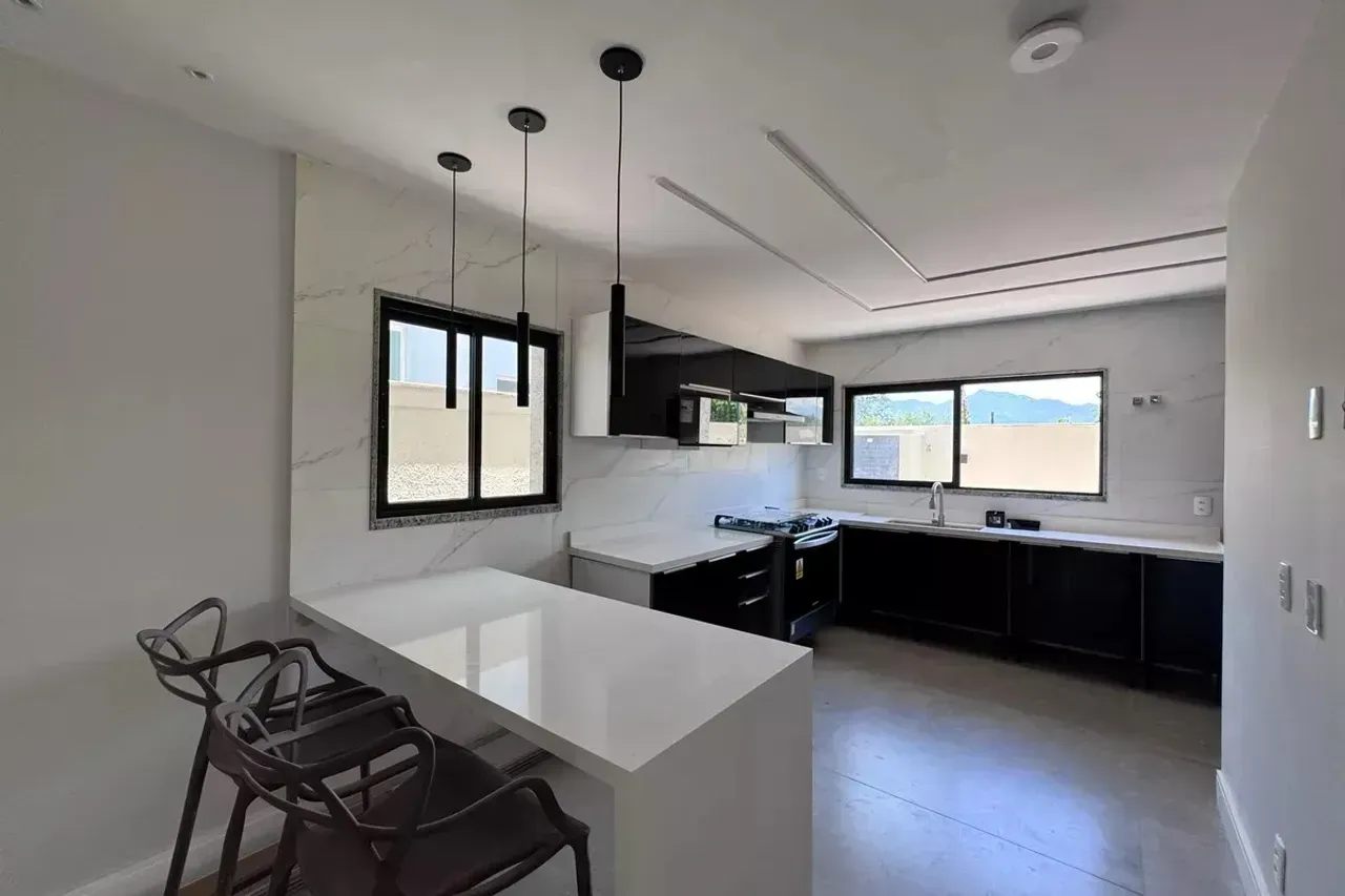 Casa de 4 dormitorios con ventanales de piso a techo — photo 4
