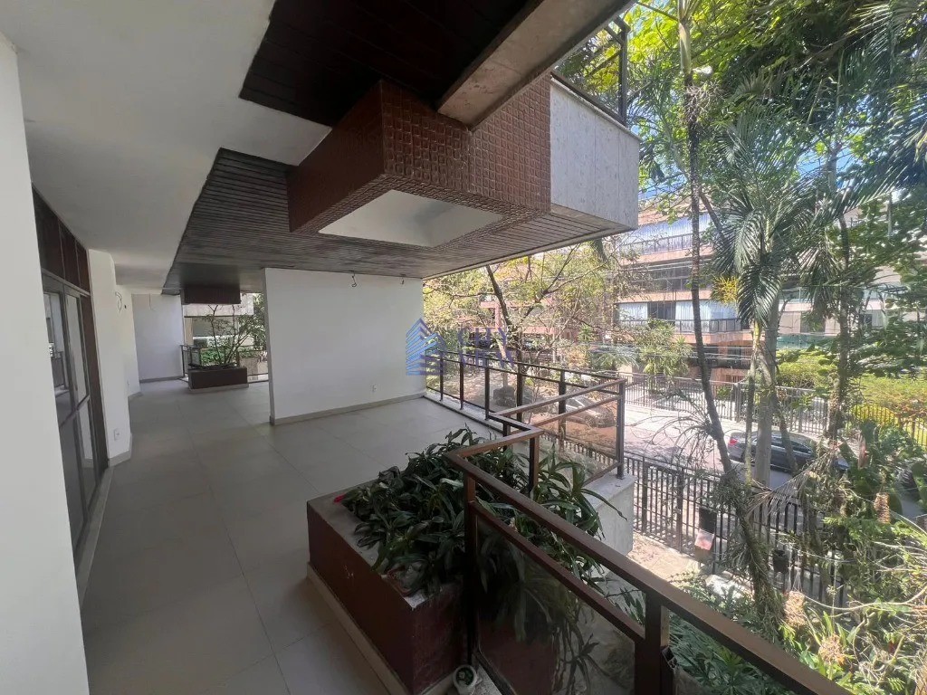 4-bedroom apartment with 5 bathrooms and a balcony — photo 37