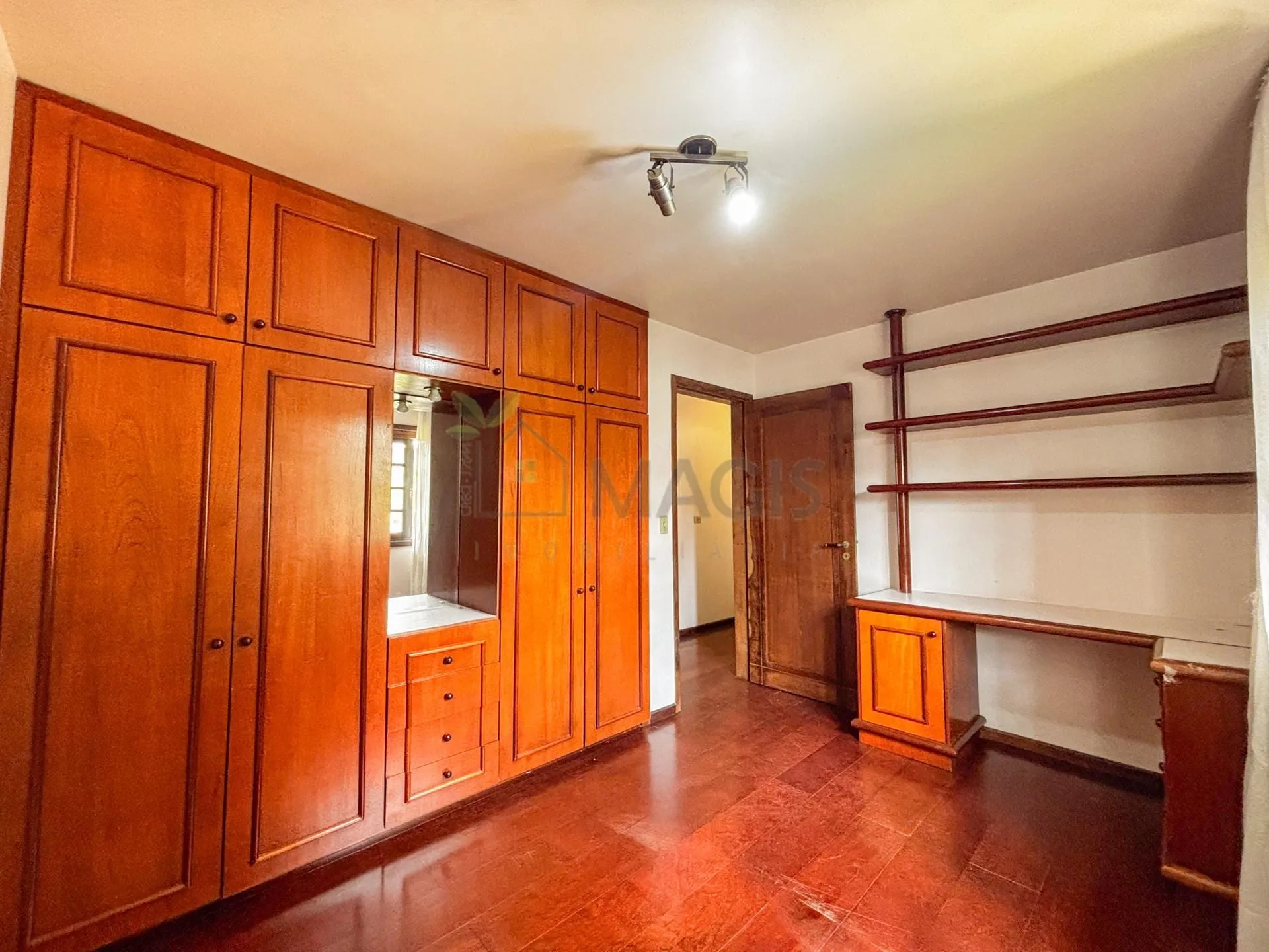 House with 5 bedrooms and 13 parking spaces across 2 floors — photo 25