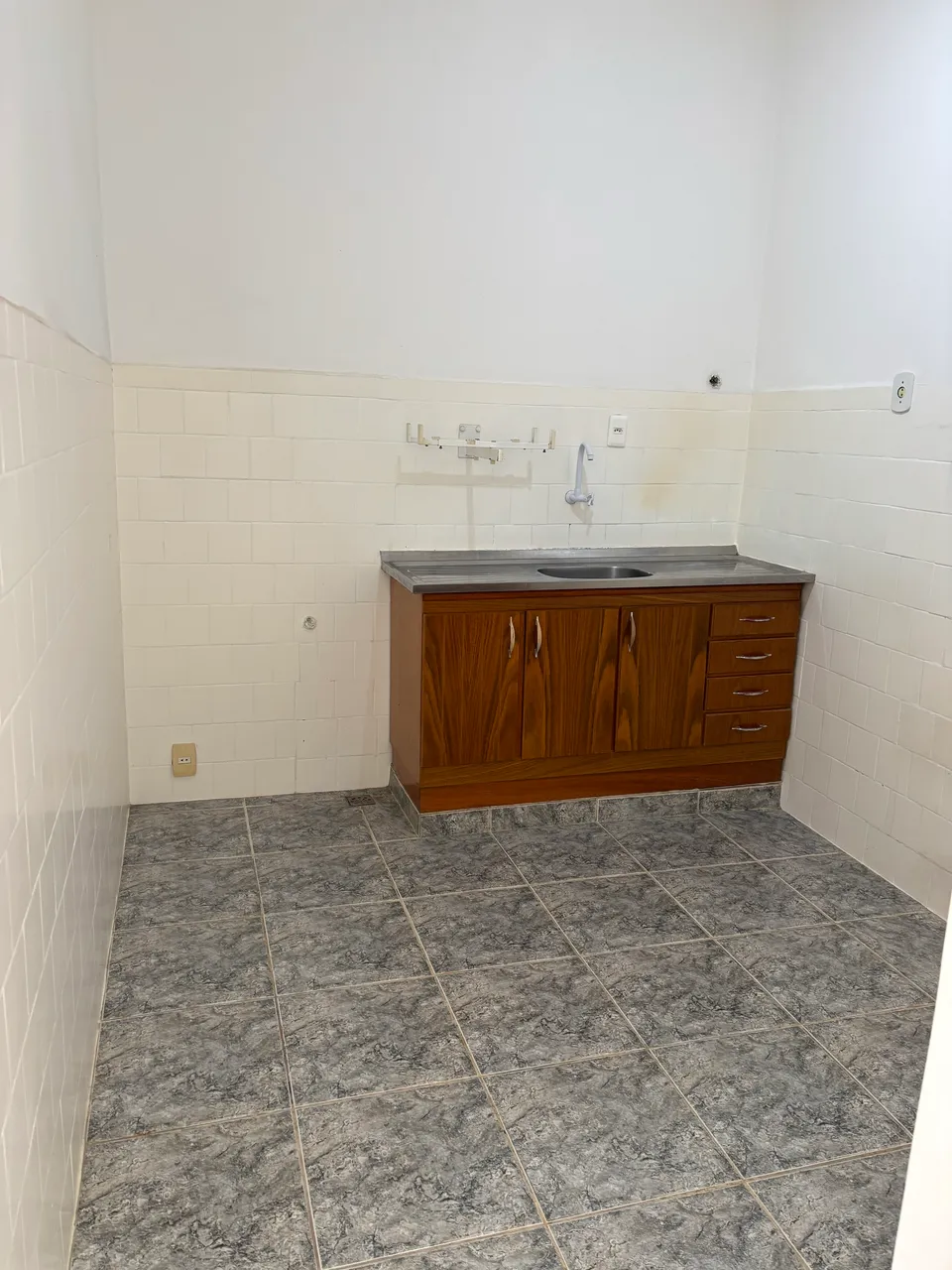 Unfurnished house with a glass shower and electric showerhead — photo 10