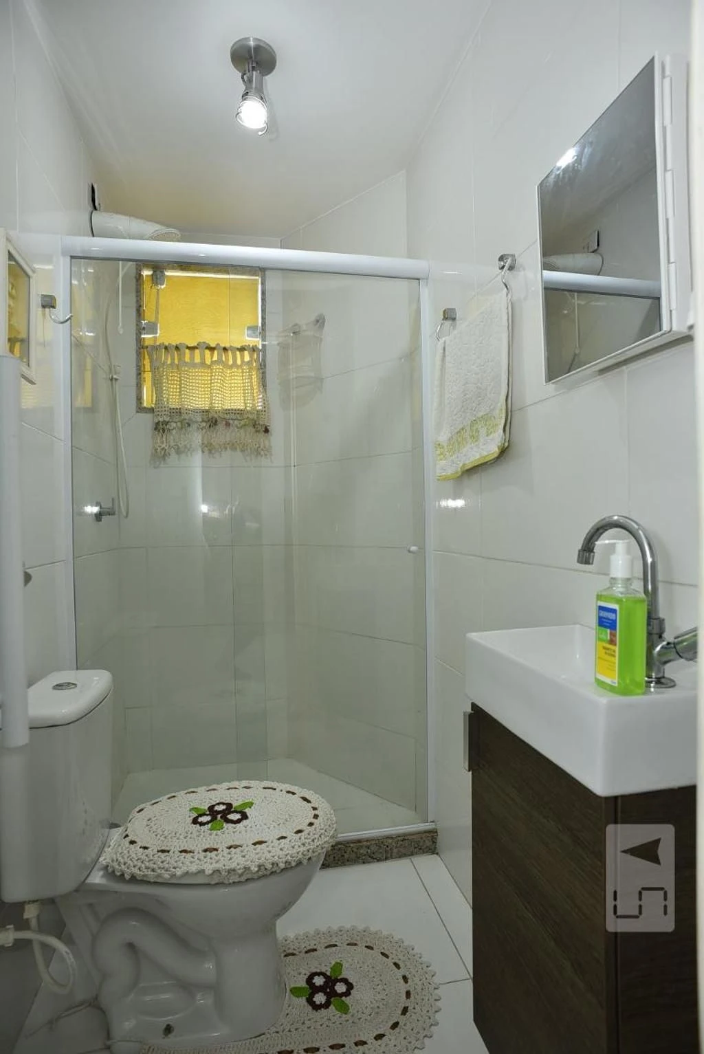 Furnished house with 2 en-suite bedrooms and laundry area — photo 29