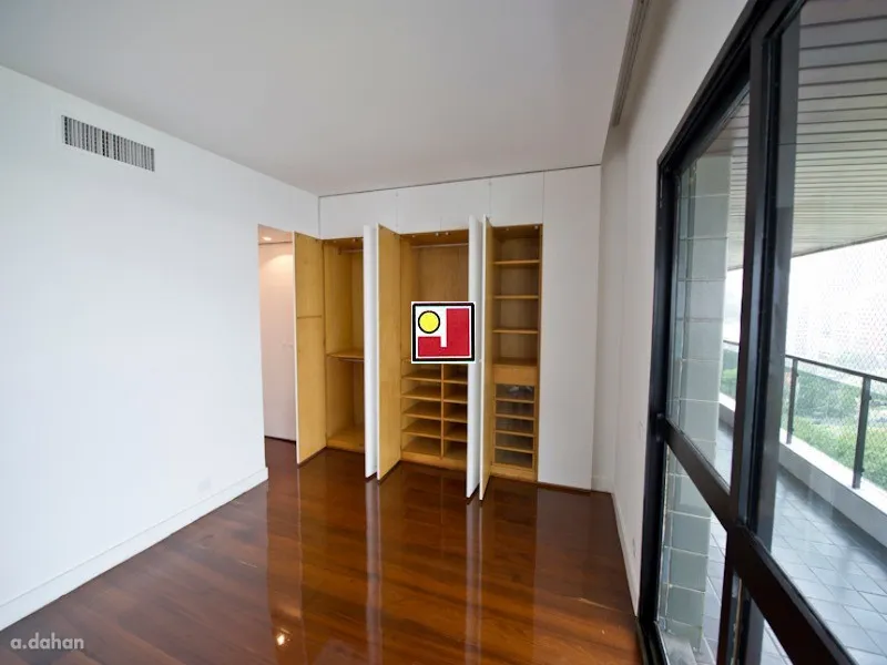 4-bedroom apartment with a glass-enclosed balcony — photo 31