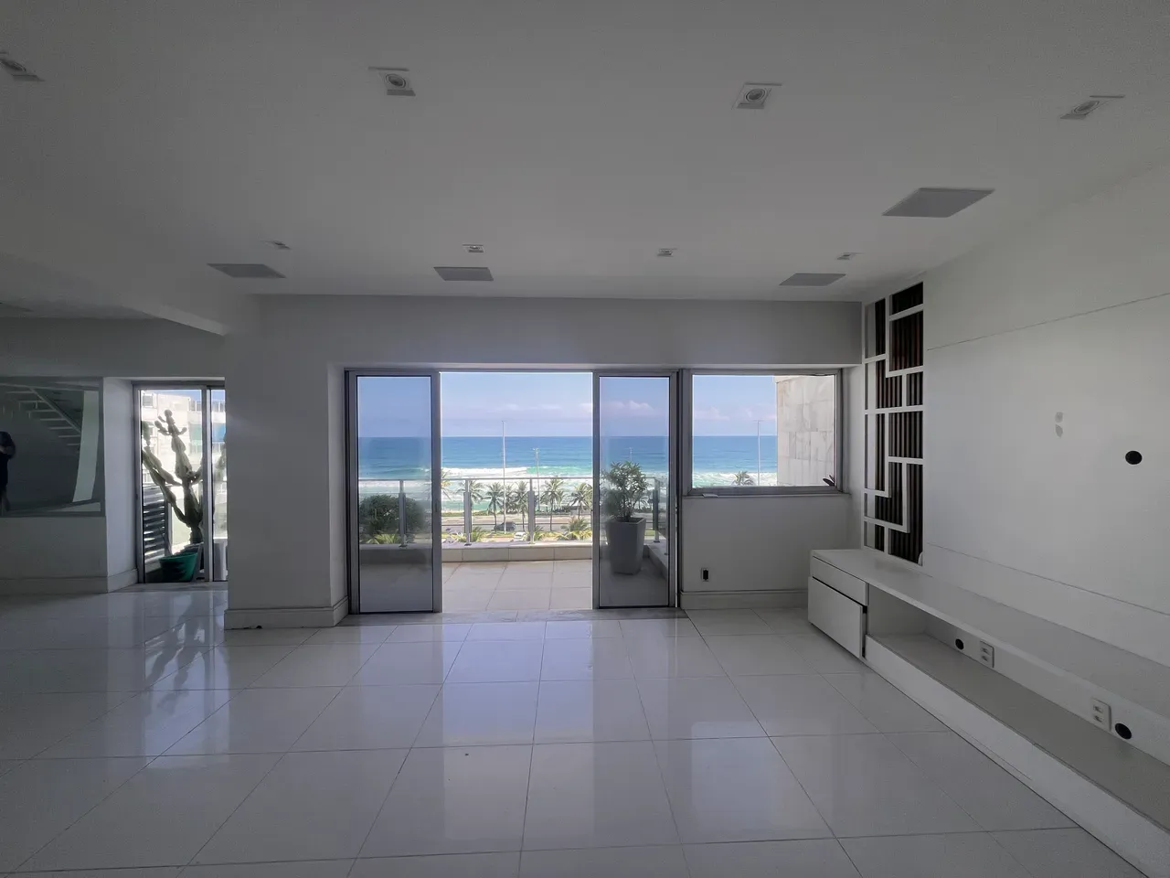4-bedroom apartment with floor-to-ceiling windows — photo 5