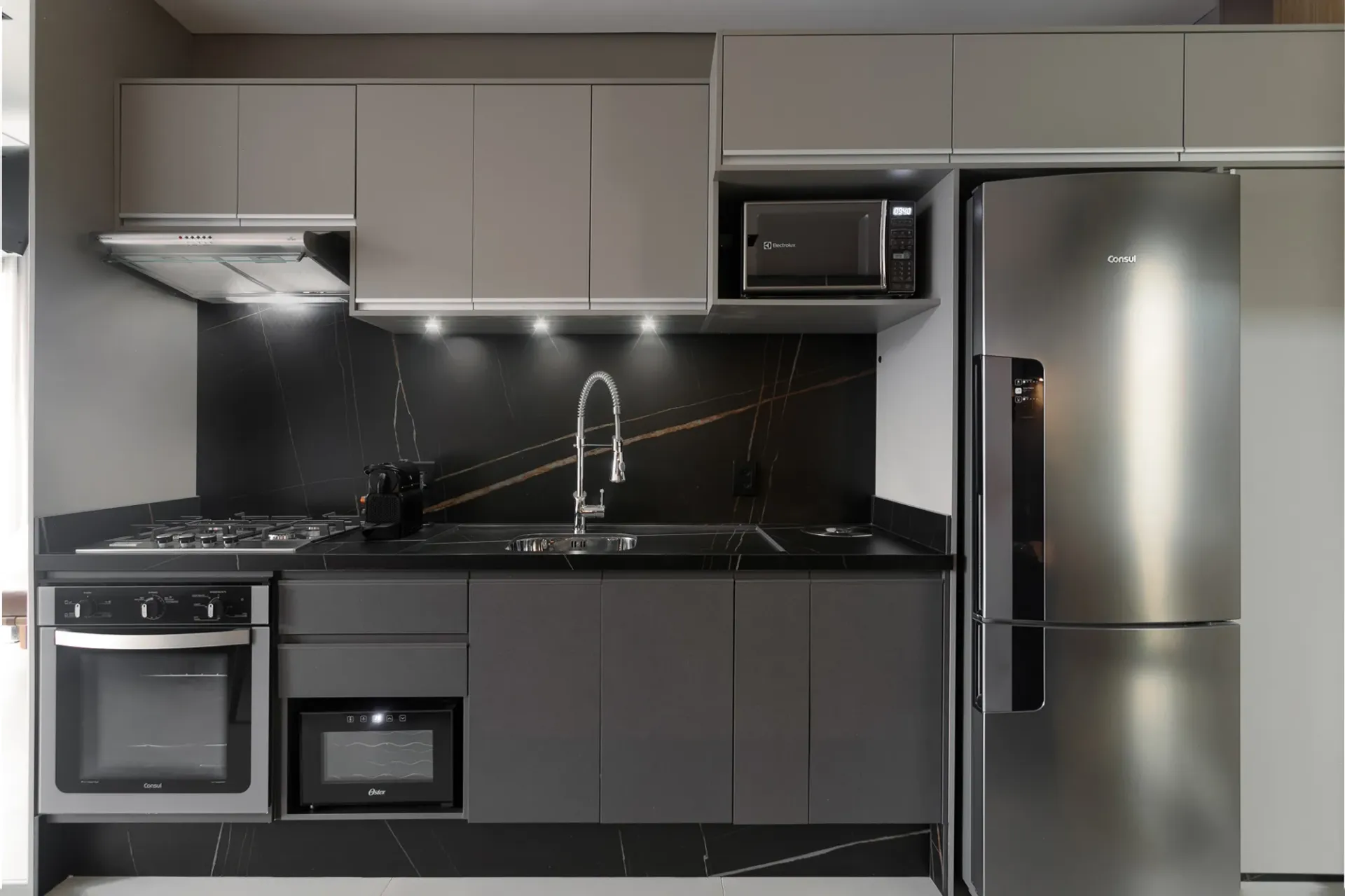 Studio mobiliado com cozinha americana e sacada — photo 10