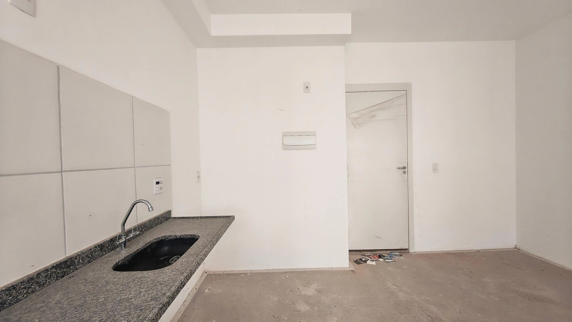 2-bedroom apartment in a building with a gym — photo 8
