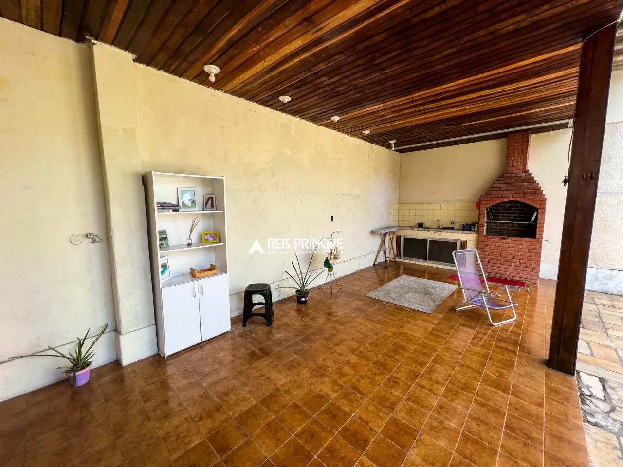 House with 4 bedrooms and a gas stove kitchen — photo 10