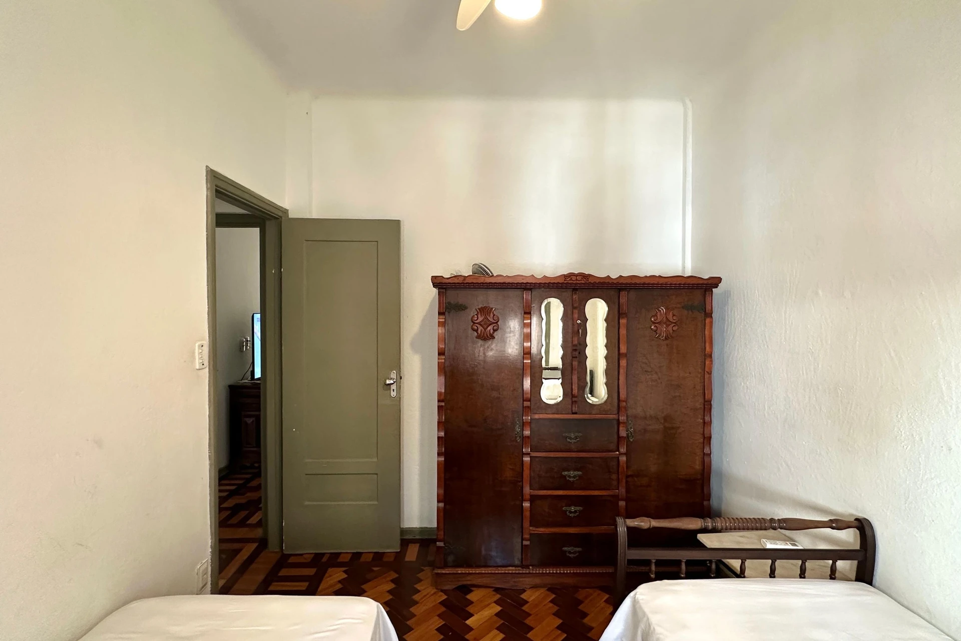 Furnished apartment with 3 bedrooms and a balcony — photo 24