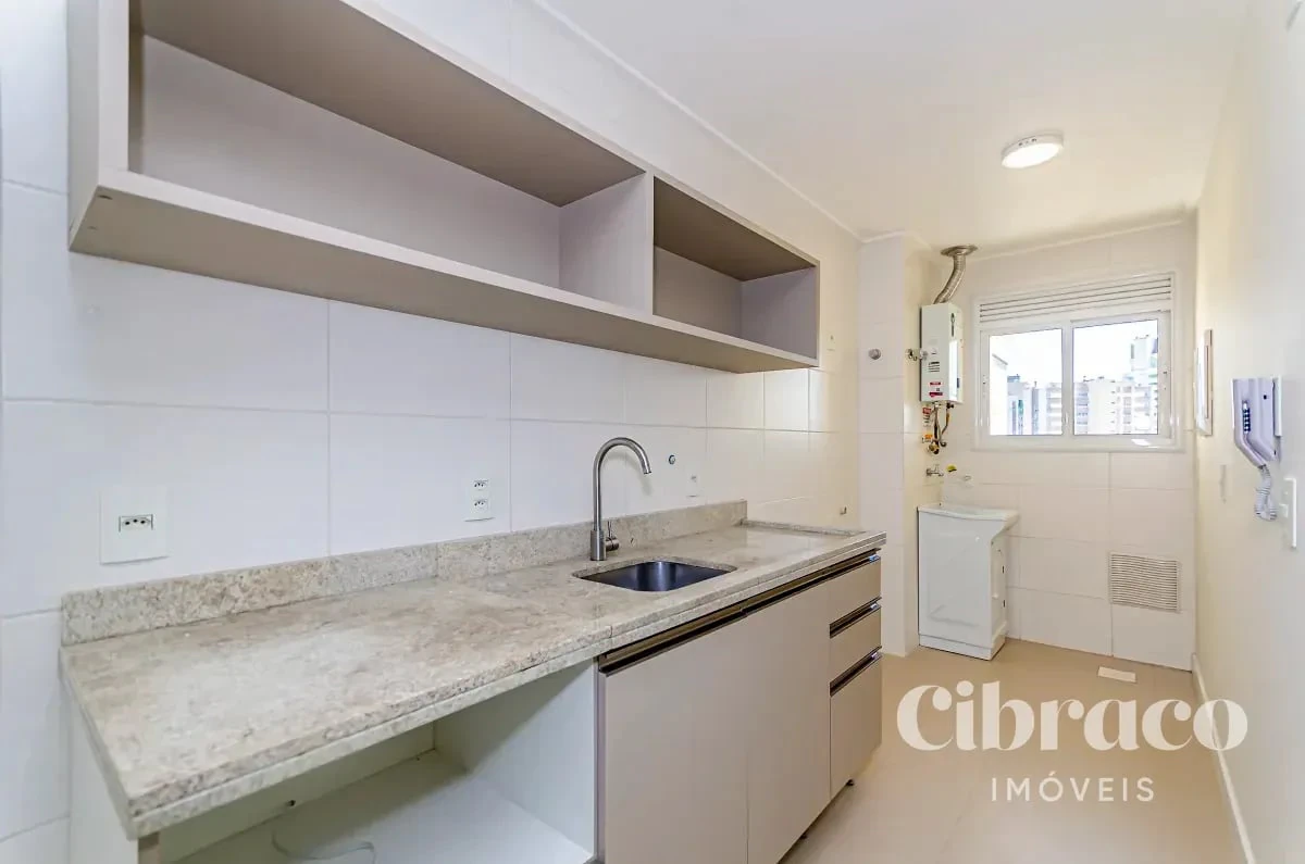 Balcony with a grill in a 2-bedroom apartment, 71 m² — photo 5