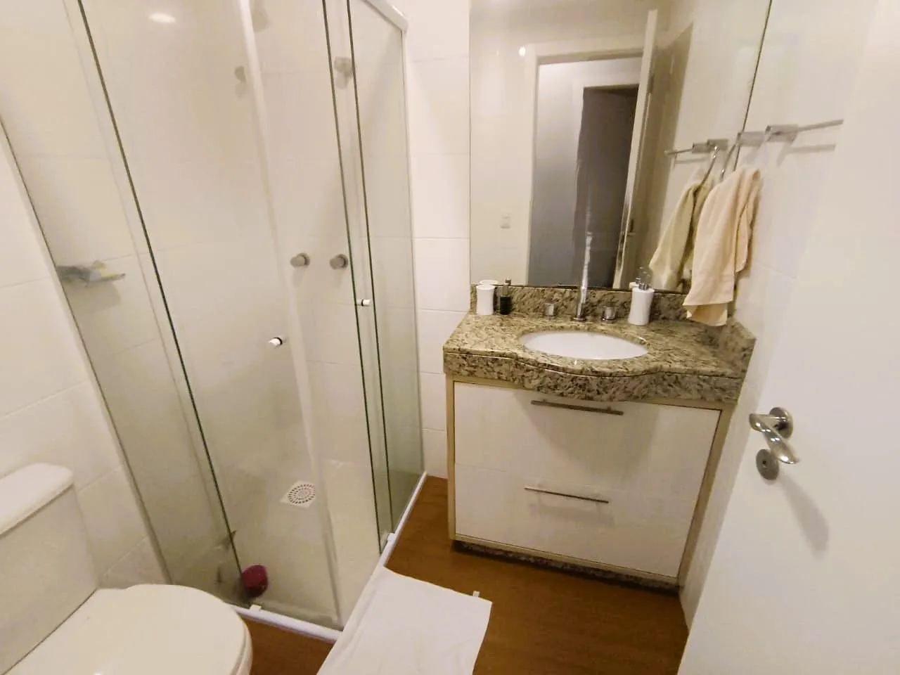 Квартира 71 м² с застеклённым балконом и видом на горы — photo 13