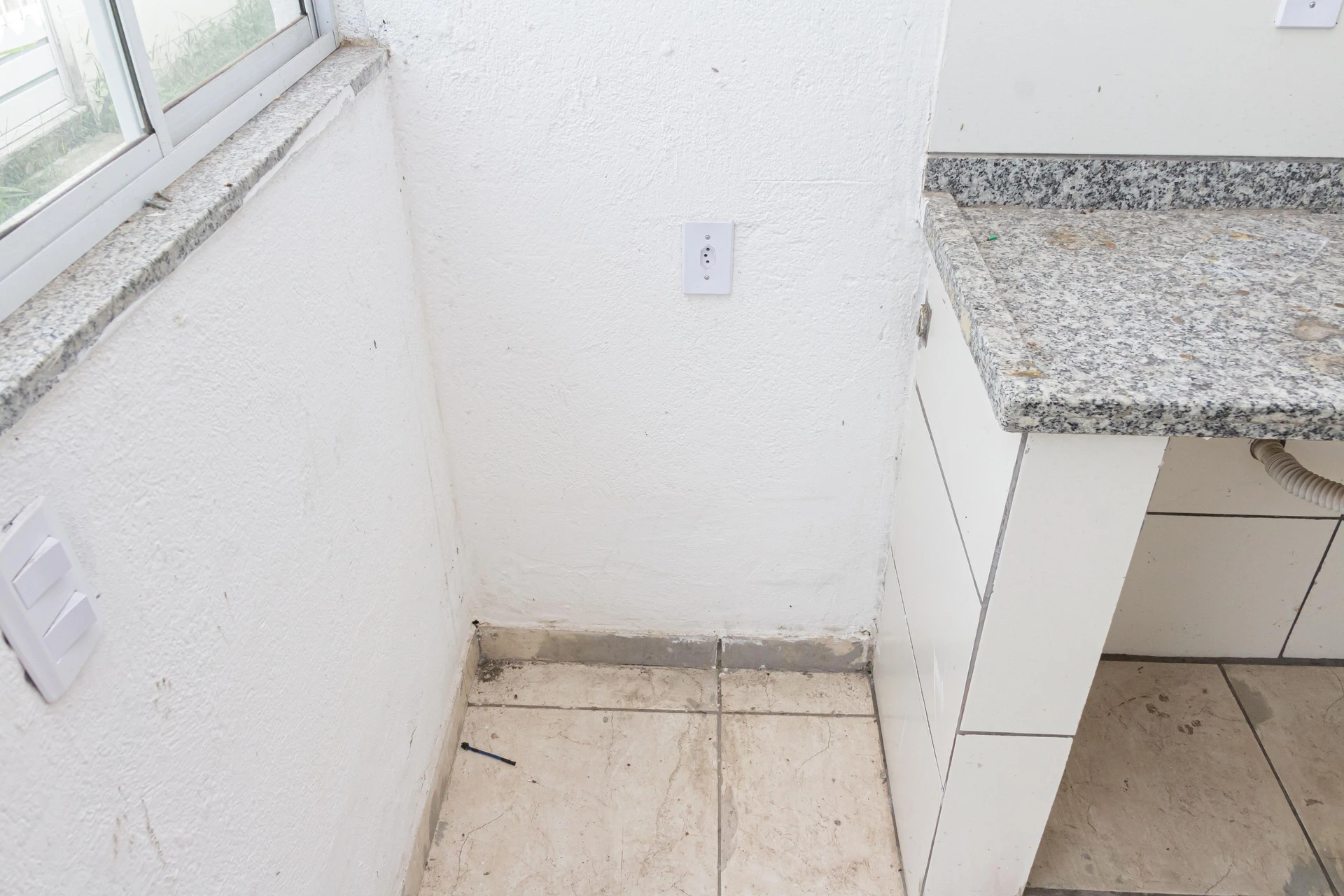Unfurnished studio rental with private garden and 1 suite — photo 22