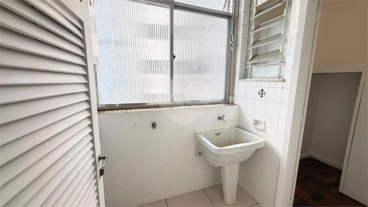 Wood or laminate floors in a 3-bedroom apartment, 91 m² — photo 30