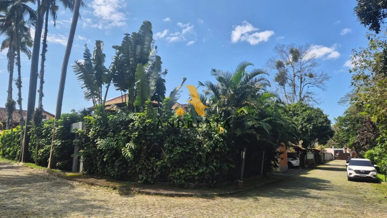 Casa de 307 m² com janelas do piso ao teto e banheira — photo 41