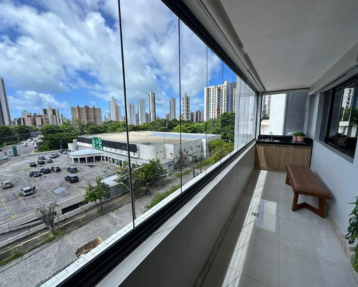 Glass-enclosed balcony in a 3-bedroom apartment, 190 m²
