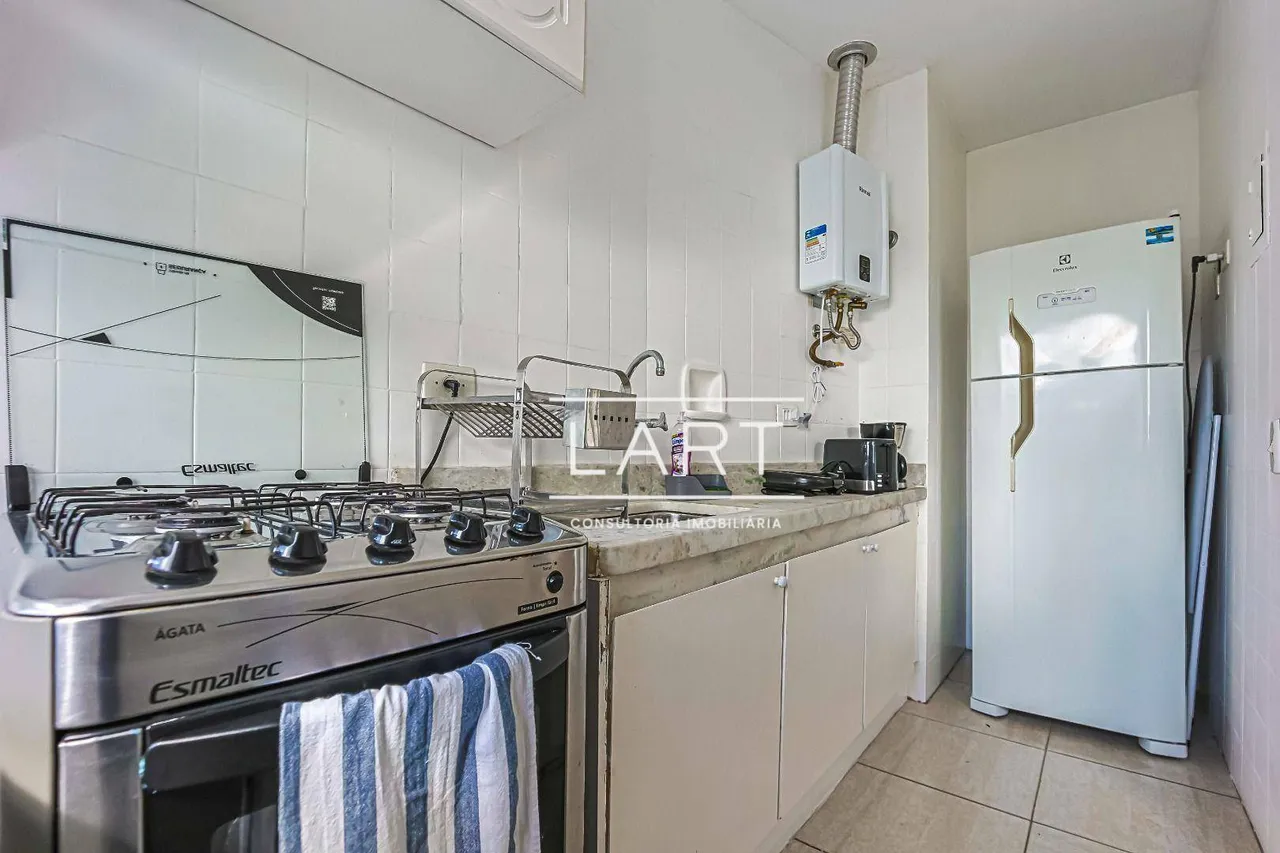 Furnished 1-bedroom apartment with laundry area — photo 2