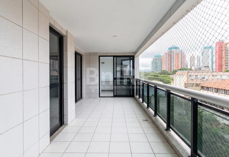 3-bedroom apartment in a building with a pool — photo 9