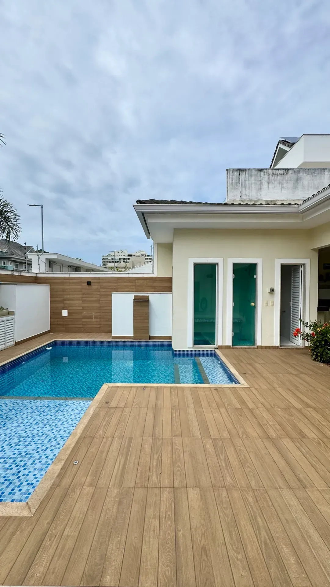 House with 5 bedrooms and a built-in balcony grill — photo 7