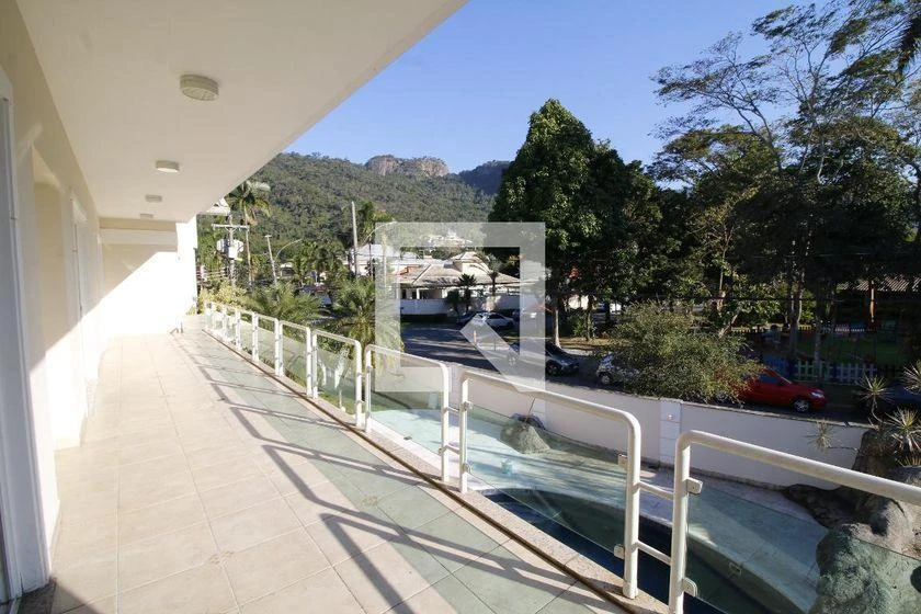 House with 4 en-suite bedrooms and 597 m², 4 parking — photo 2