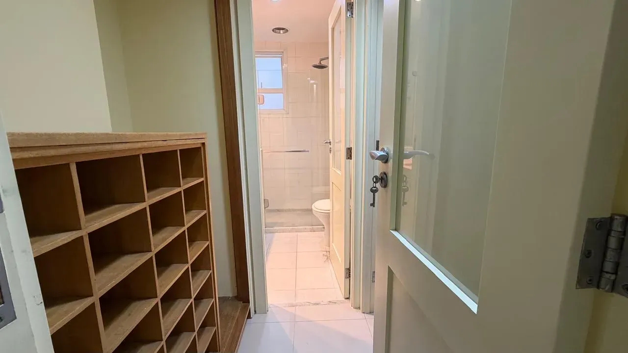96 m² apartment with a walk-in closet and a home office — photo 25