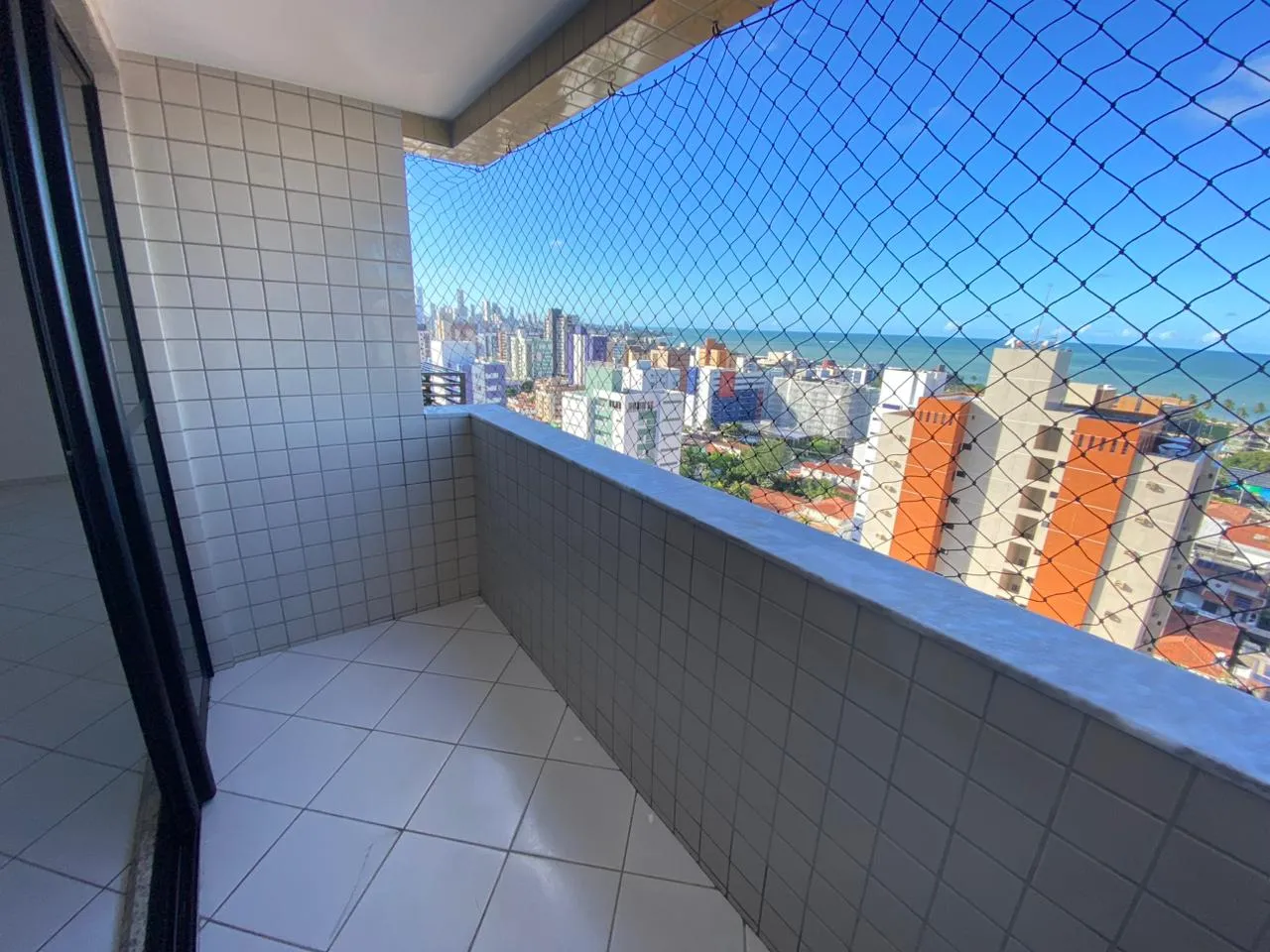 93 m² apartment with 2 bedrooms and a balcony — photo 4