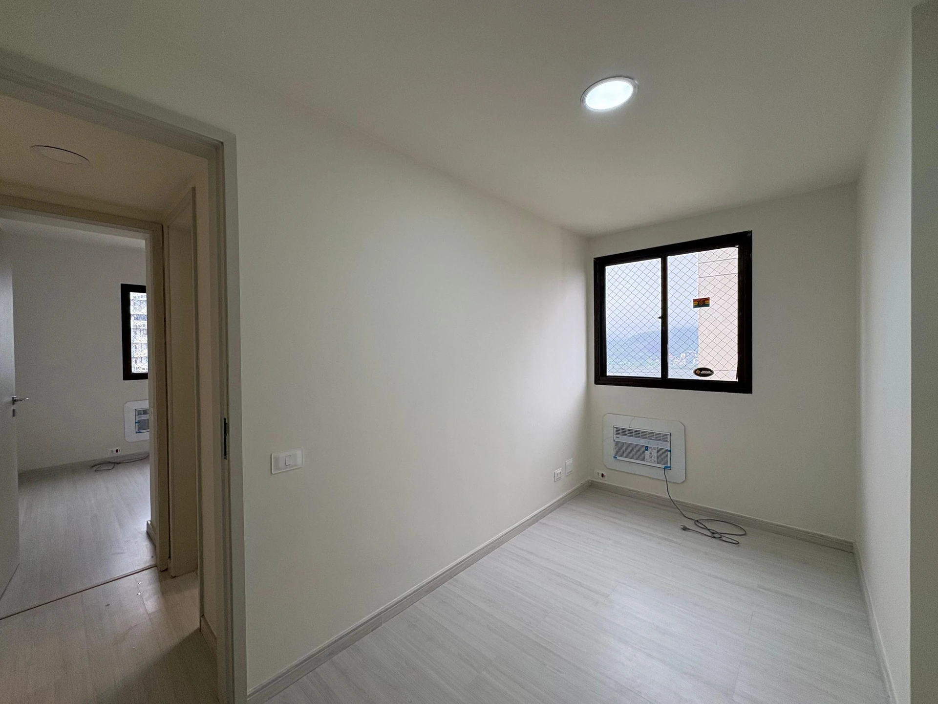 2-bedroom apartment with a glass-enclosed balcony — photo 10