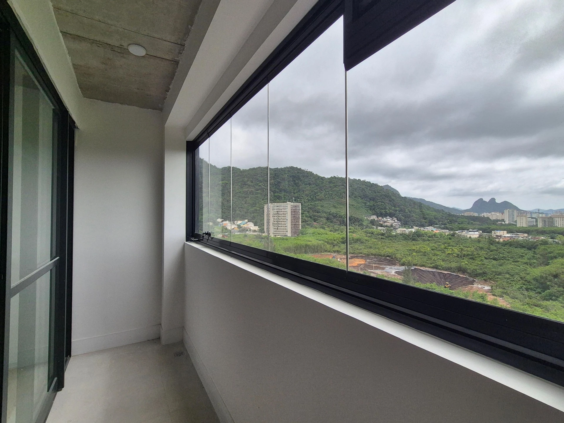 Apartamento com janelas do piso ao teto, Barra Olímpica